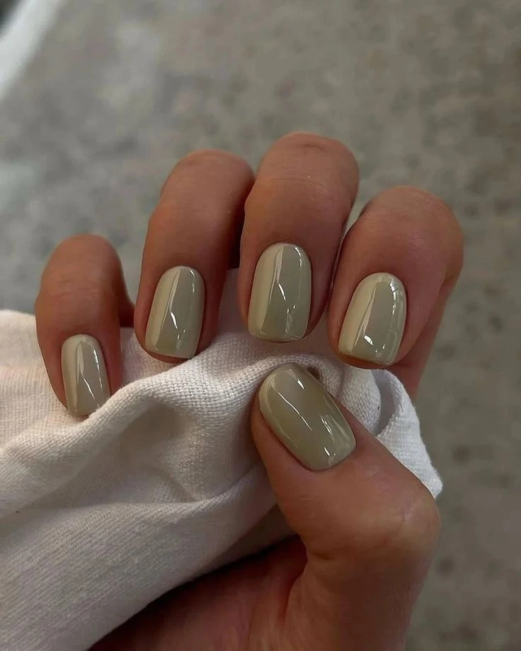 Manicura realizada en Opulent Esthetic