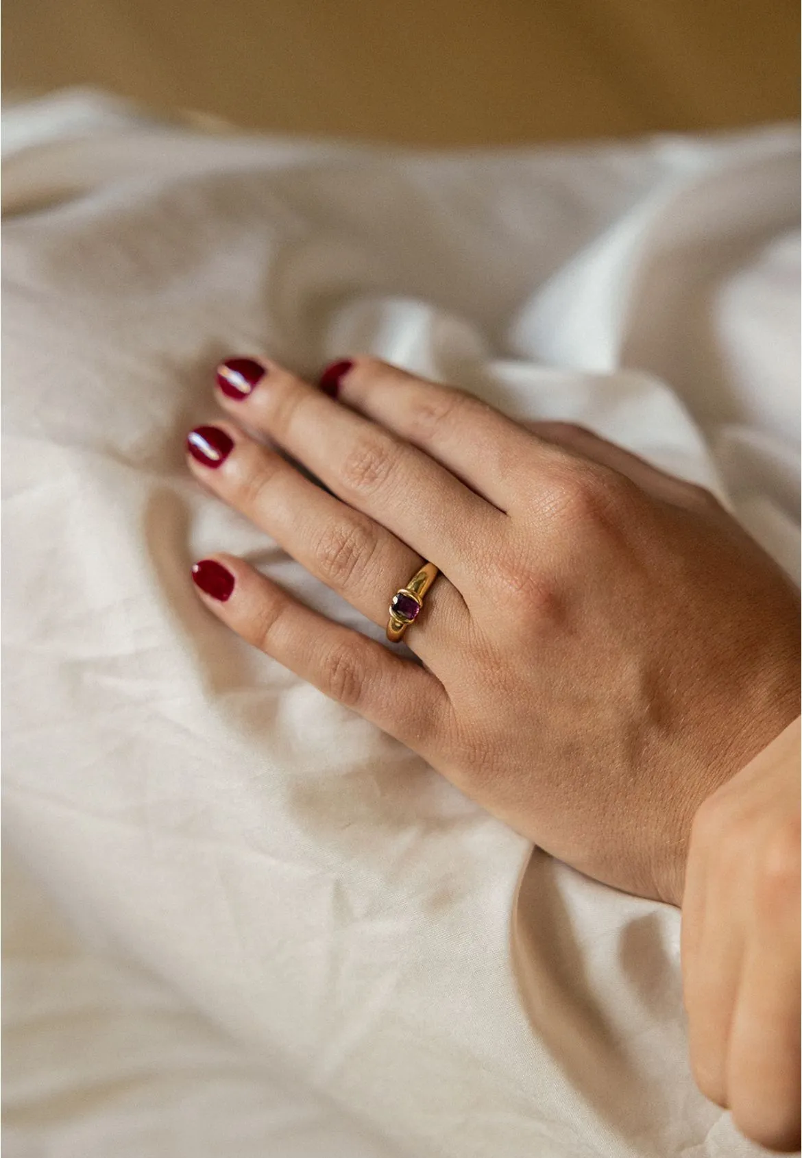 Manicura realizada en Opulent Esthetic
